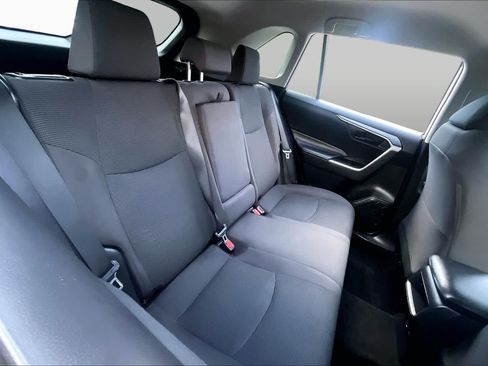Used 2019 Toyota RAV4 LE FWD image 17