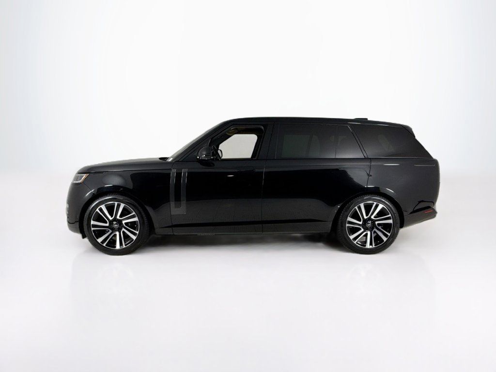 Used 2023 Land Rover Range Rover Long Wheelbase SE AWD/4WD image 2