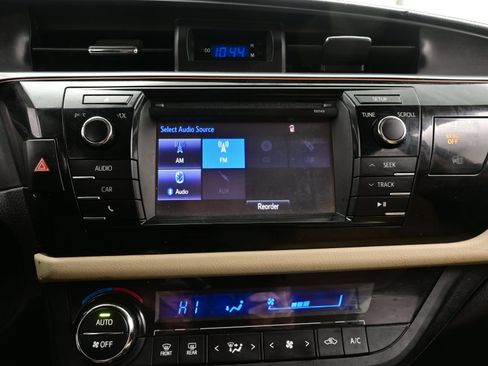 Used 2015 Toyota Corolla LE FWD image 21