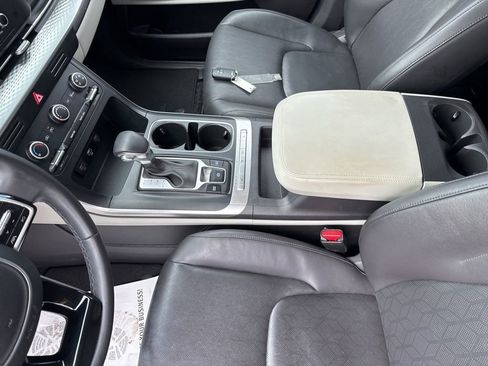 Used 2024 Kia Carnival LX image 26