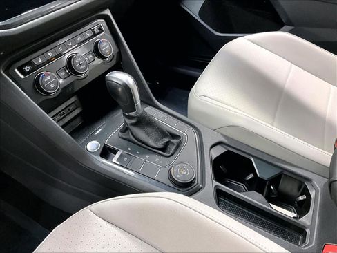 Used 2019 Volkswagen Tiguan SE w/ Panoramic Sunroof Package image 19