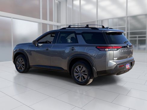 Used 2023 Nissan Pathfinder SV image 4
