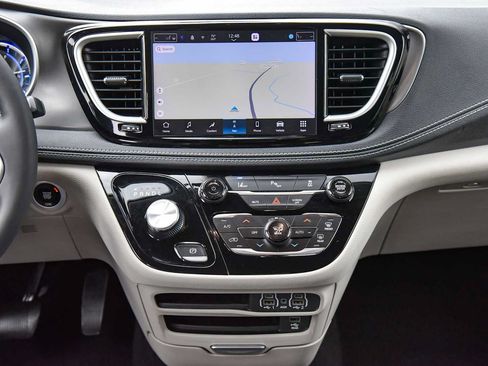 Certified 2023 Chrysler Pacifica Touring-L w/ Uconnect Theater Family Group FWD image 19