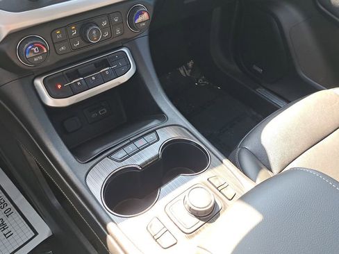 Used 2022 GMC Acadia SLT w/ Technology Package image 18