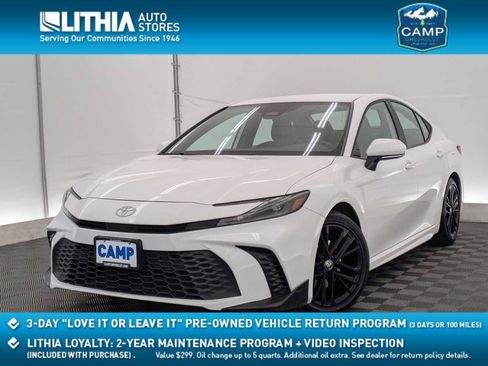 Used 2025 Toyota Camry SE image 1