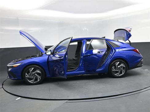 Certified 2025 Hyundai Elantra Sport image 20