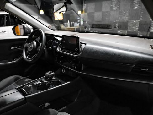 Used 2022 Nissan Rogue SV FWD image 9