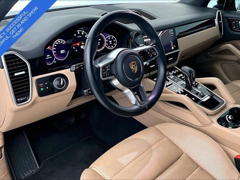 Used 2022 Porsche Cayenne AWD/4WD image 16