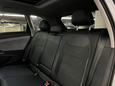 Used 2023 Volkswagen Taos SE w/ Panoramic Sunroof Package image 21