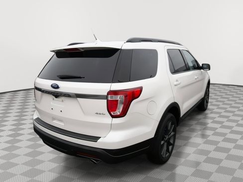 Used 2018 Ford Explorer XLT w/ Equipment Group 202A image 5