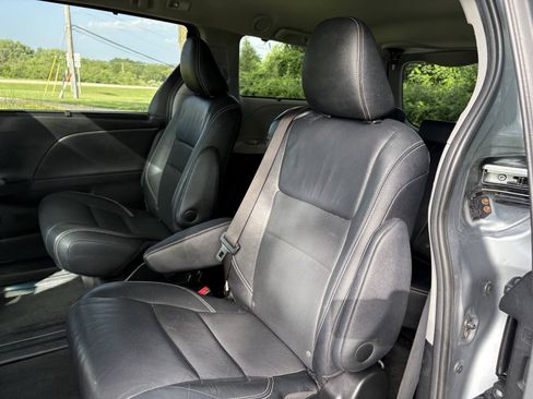 Used 2017 Toyota Sienna SE w/ SE Preferred Package FWD image 24