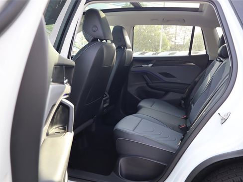 Certified 2025 Volkswagen Tiguan SE w/ Panoramic Sunroof Package AWD/4WD image 25