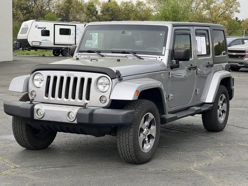 Used 2016 Jeep Wrangler Unlimited Sahara w/ Dual Top Group AWD/4WD image 38