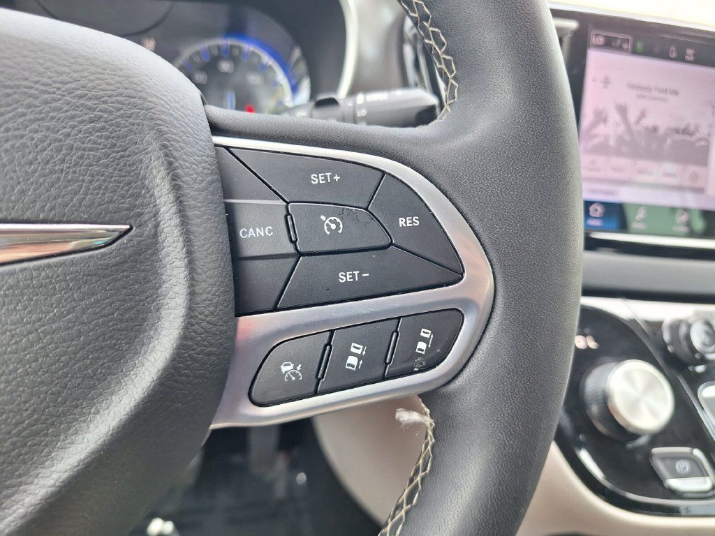 Used 2024 Chrysler Pacifica Touring-L FWD image 18
