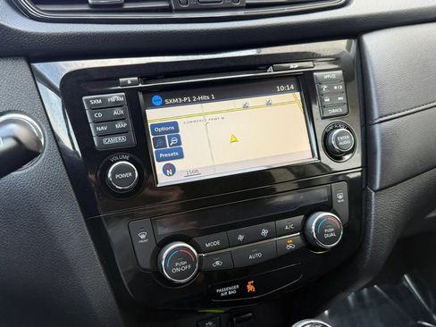 Used 2017 Nissan Rogue SV w/ Sun & Sound Touring Package image 34