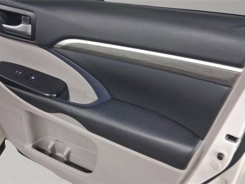 Used 2017 Toyota Highlander Limited image 18