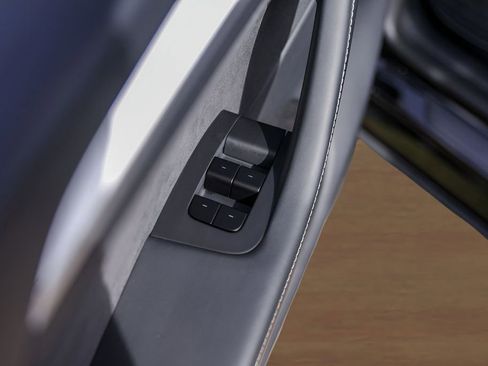 Used 2025 Tesla Model Y Long Range image 19