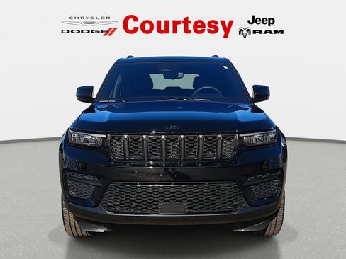 Used 2023 Jeep Grand Cherokee Altitude image 7