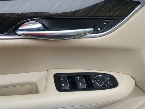 Used 2018 Cadillac XT5 FWD image 16