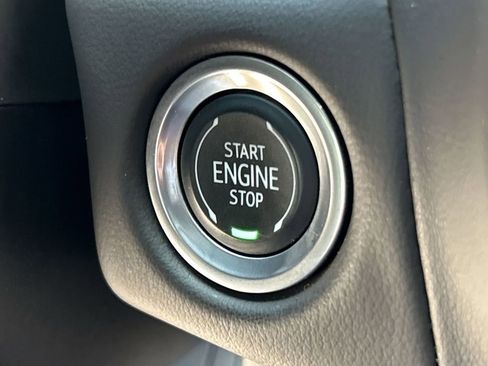 Used 2023 GMC Yukon XL SLT w/ SLT Luxury Package image 17