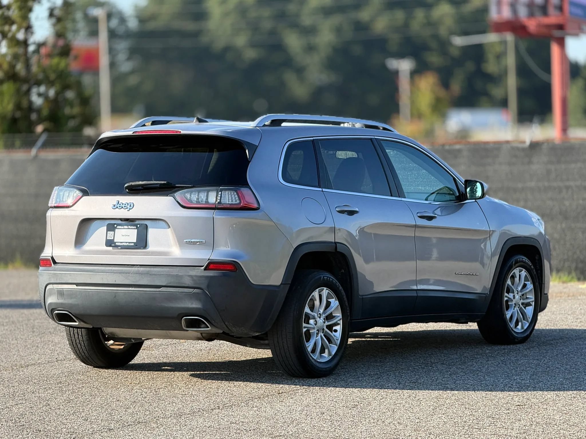 Used 2019 Jeep Cherokee Latitude w/ Popular Appearance Group FWD image 9