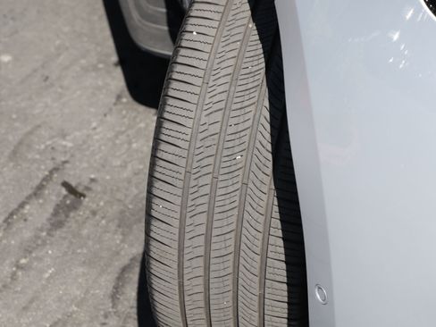 Certified 2025 Land Rover Range Rover SV AWD/4WD image 3