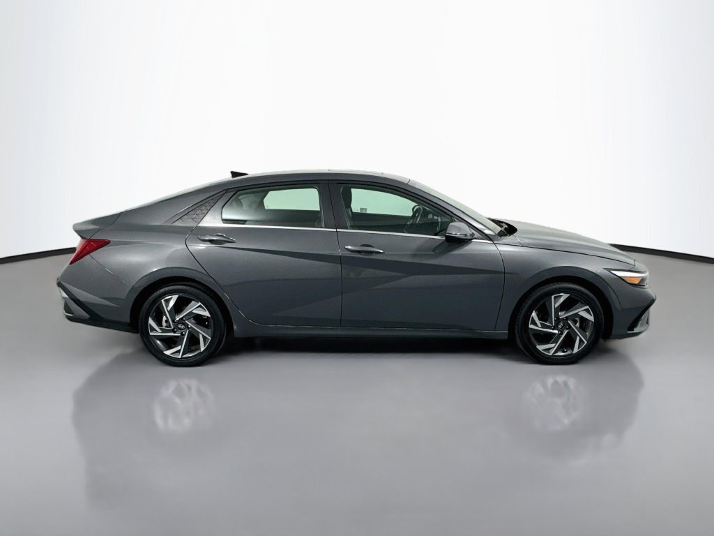 Certified 2025 Hyundai Elantra Limited FWD image 4