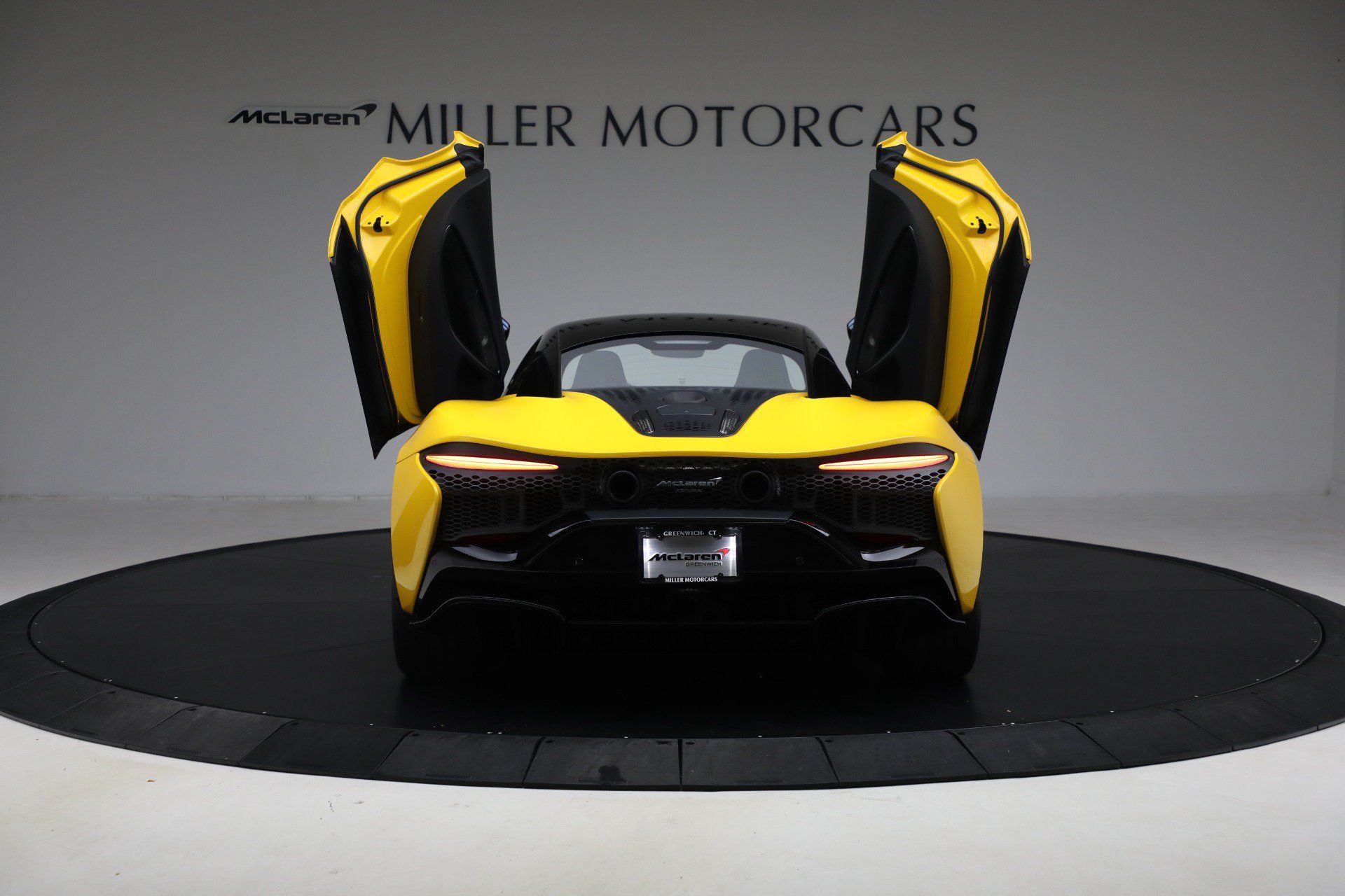 Used 2024 McLaren Artura RWD image 17