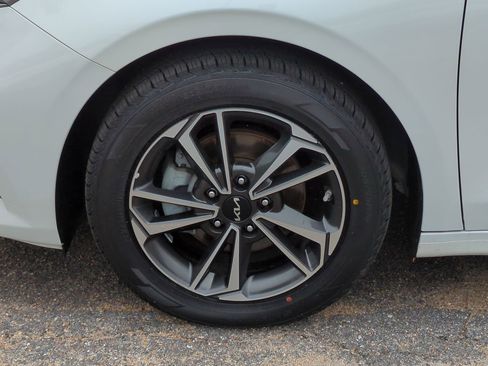 Certified 2024 Kia Forte LXS w/ LXS Technology Package FWD image 11