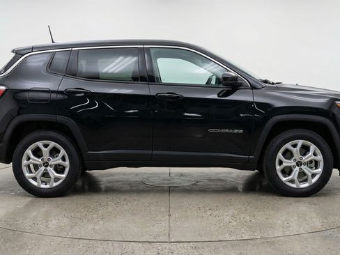 Used 2025 Jeep Compass Latitude image 11