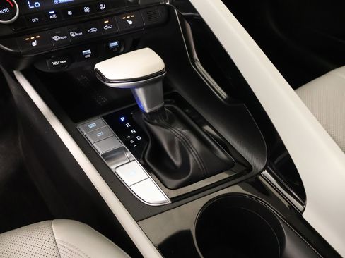 Certified 2021 Hyundai Elantra Limited FWD image 9