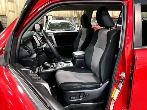 Used 2017 Toyota 4Runner SR5 AWD/4WD image 8