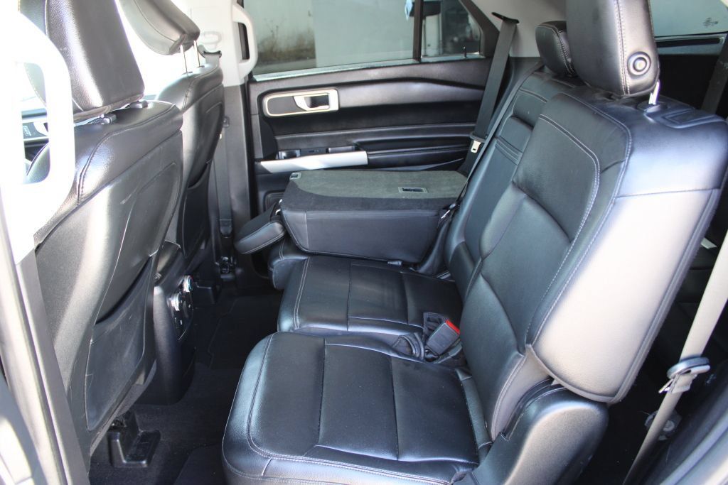 Used 2020 Ford Explorer XLT w/ Equipment Group 202A RWD image 18