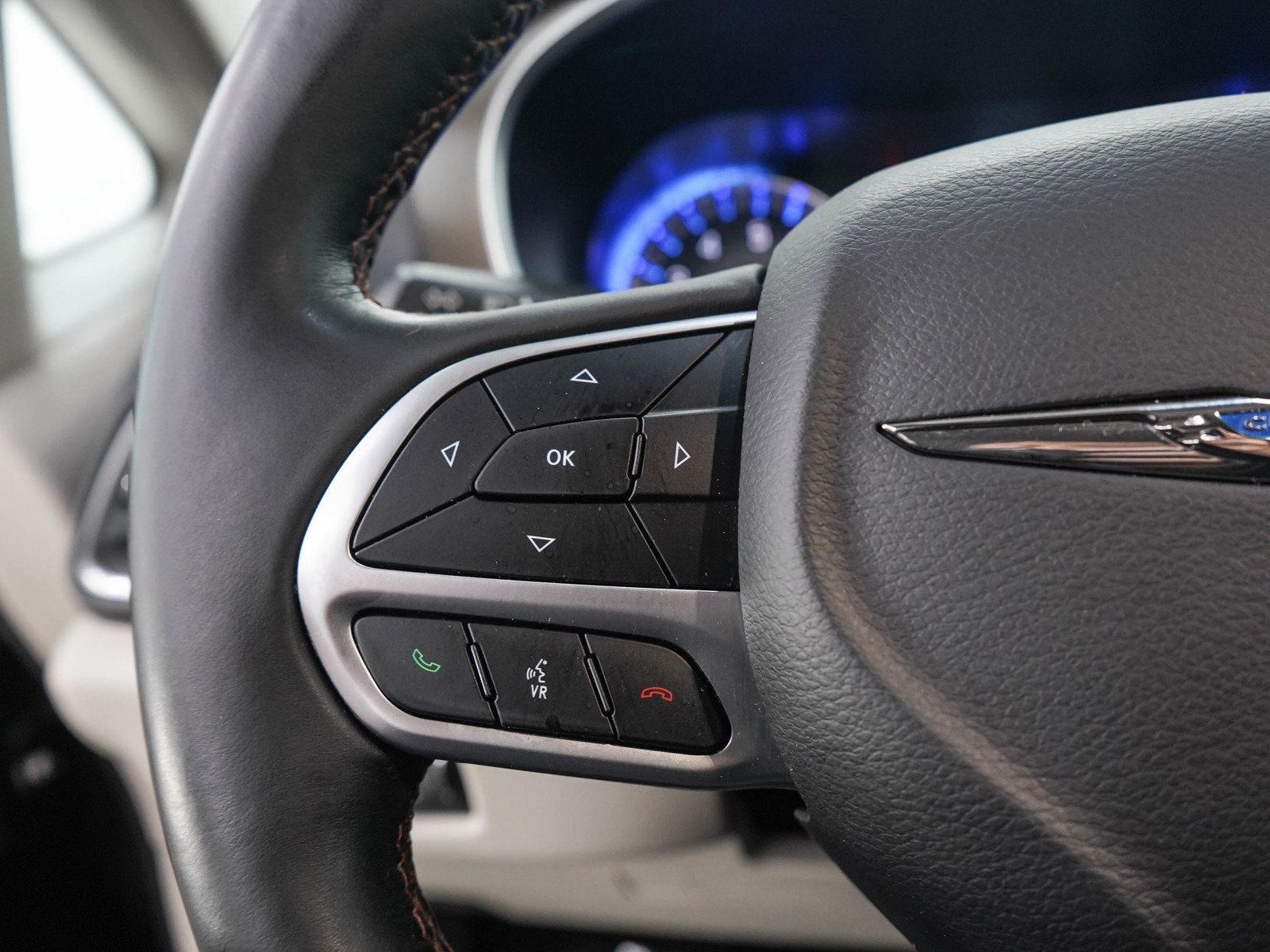 Used 2017 Chrysler Pacifica Touring-L Plus w/ Advanced Safetytec Group FWD image 27