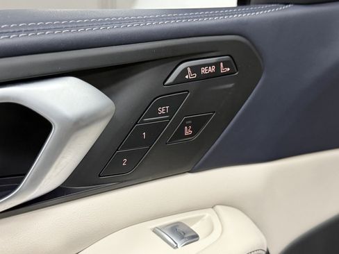 Used 2021 BMW X7 M50i w/ Dynamic Handling Package image 23