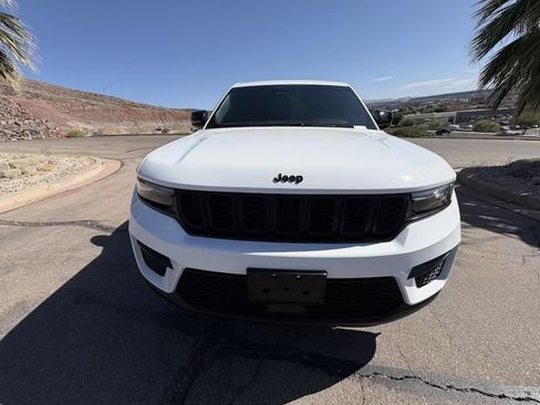 Used 2025 Jeep Grand Cherokee Altitude AWD/4WD image 8