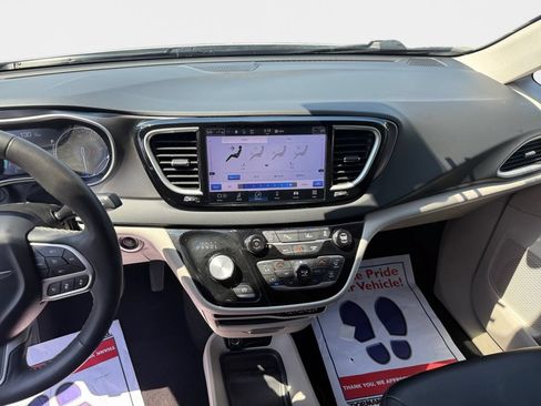 Used 2024 Chrysler Pacifica Touring-L FWD image 11
