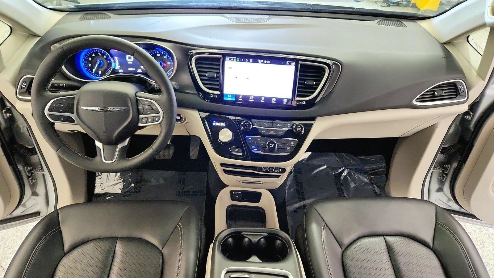 Used 2024 Chrysler Pacifica Touring-L FWD image 27
