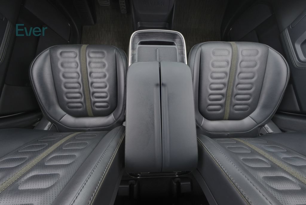 Used 2025 Rivian R1S Adventure Dual AWD/4WD image 29