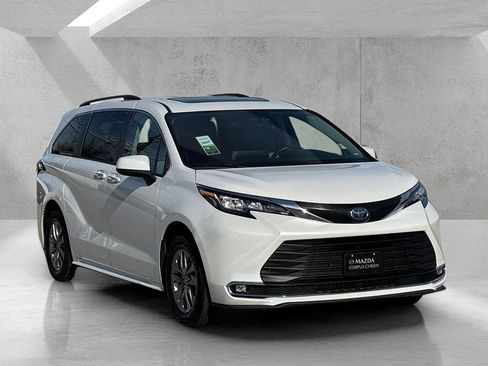 Used 2023 Toyota Sienna XLE image 3