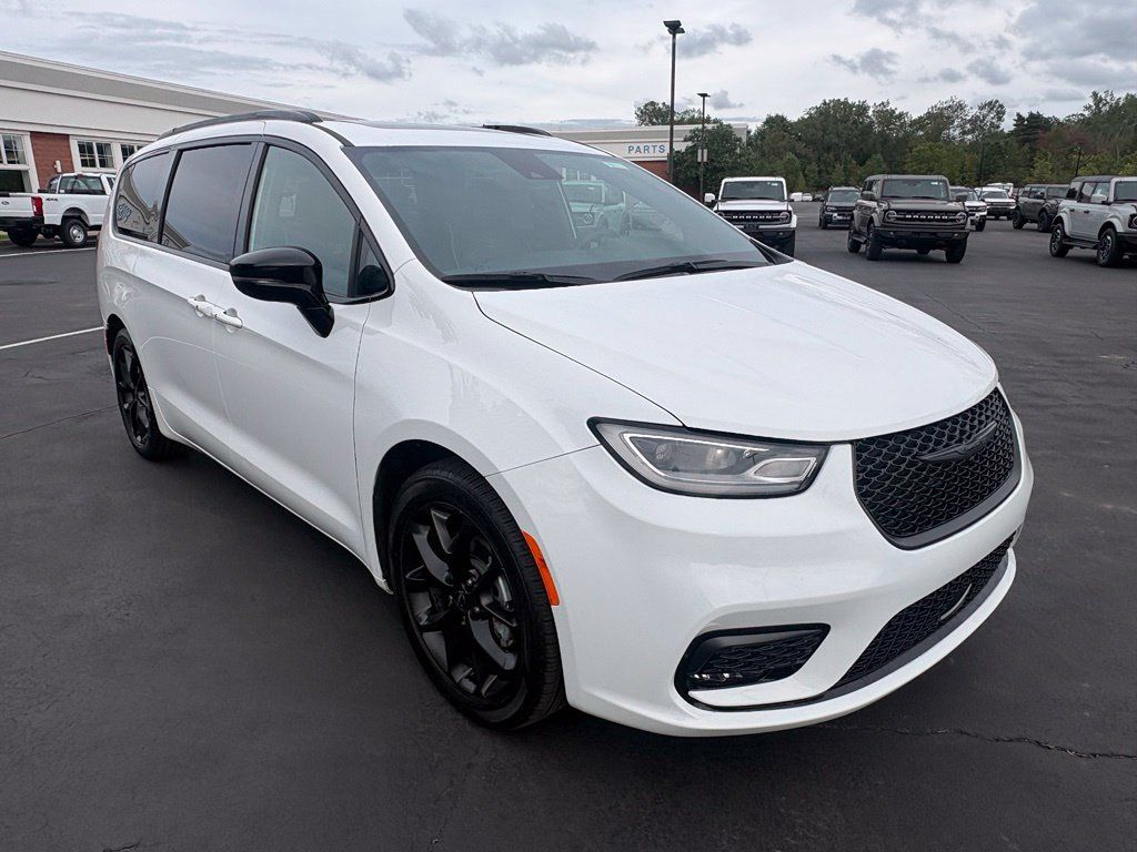 Used 2025 Chrysler Pacifica Limited FWD image 7
