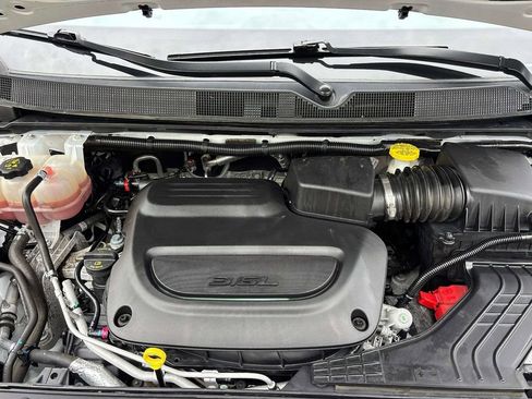 Used 2023 Chrysler Pacifica Touring-L FWD image 11