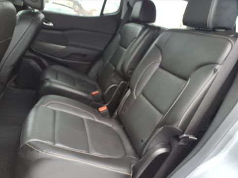 Used 2023 GMC Acadia SLT w/ Elevation Edition image 13