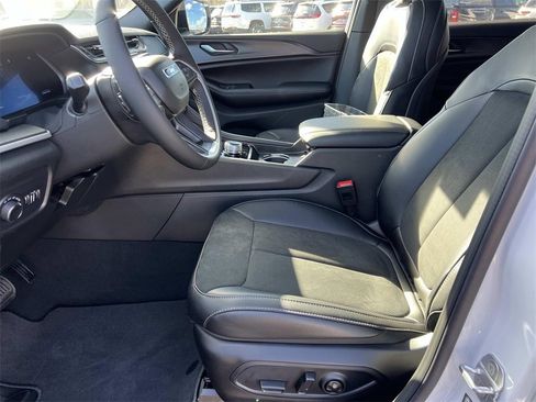 New 2025 Jeep Grand Cherokee L Altitude image 13