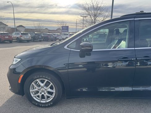 Used 2022 Chrysler Pacifica Touring-L image 13
