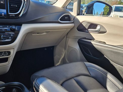 Used 2024 Chrysler Pacifica Touring-L image 11