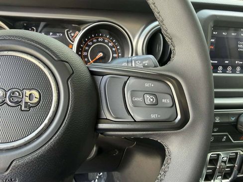 Used 2023 Jeep Gladiator Sport AWD/4WD image 19