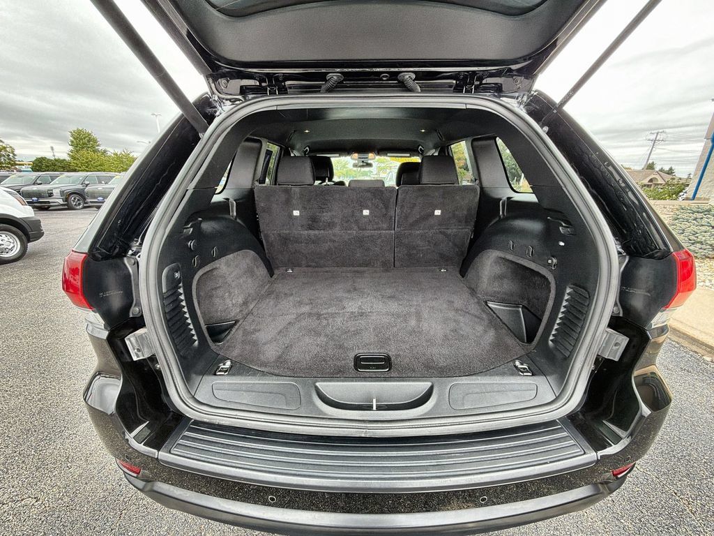 Used 2020 Jeep Grand Cherokee Laredo w/ Security & Convenience Group AWD/4WD image 18
