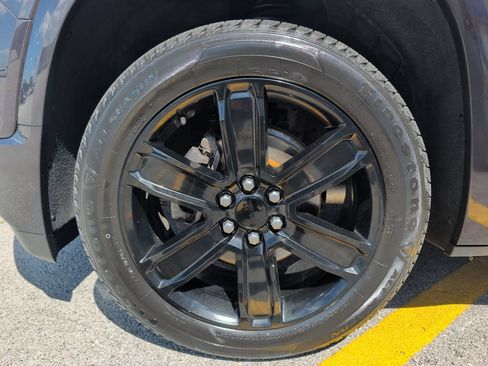 Used 2017 GMC Acadia Denali w/ Technology Package FWD image 4
