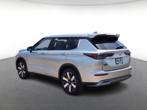 New 2025 Mitsubishi Outlander SE image 4